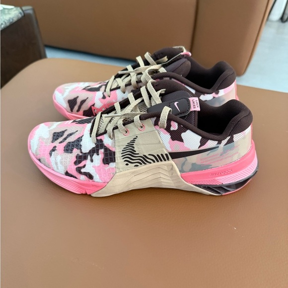 Nike Womens Metcon 8 Trainers Shoes, Hemp/Earth-Sanddrift - Picture 2 of 8